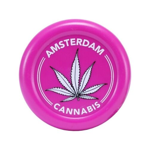 Grinder en plastique rose avec une feuille de cannabis blanche et l’inscription "Amsterdam Cannabis" en blanc.