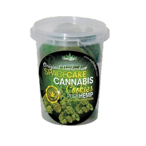 Pot en plastique transparent contenant des biscuits verts étiquetés "Spacecake Cannabis Cookies Pure Hemp". L’emballage affiche des feuilles et des fleurs de chanvre ainsi que la mention "Real Cannabis Inside".