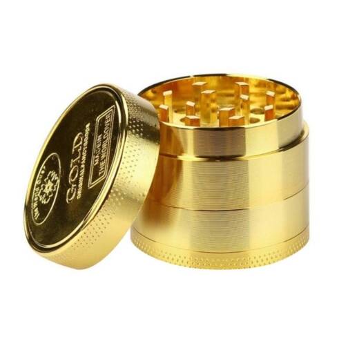 Grinder en métal doré, composé de plusieurs compartiments avec un couvercle gravé et un tamis pour une mouture fine et efficace.