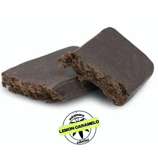 Deux morceaux de résine brune, partiellement brisés, avec un logo en dessous « Lemon Caramelo ».