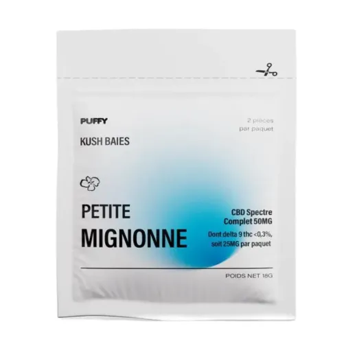 Sachet blanc et bleu avec l’inscription "Petite Mignonne", mentionnant du CBD spectre complet et Kush Baies.
