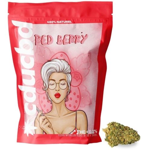 Un sachet rouge décoré d’une femme aux cheveux blancs, « Red Berry », avec une fleur verte.
