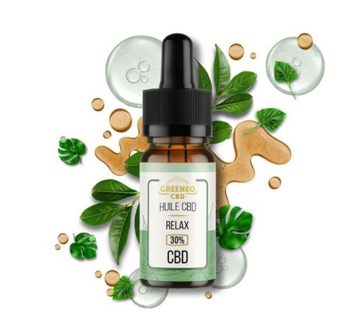 Flacon d'huile CBD Greeneo Relax 30% avec pipette, entouré de feuilles de chanvre et gouttes d'huile.