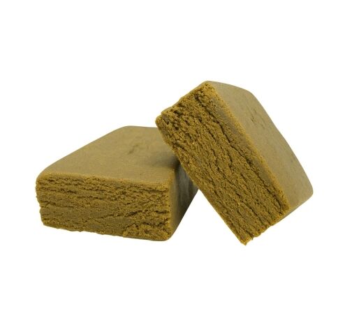 Resine Candy Hash CBD+, deux morceaux marron et friable sur fond blanc