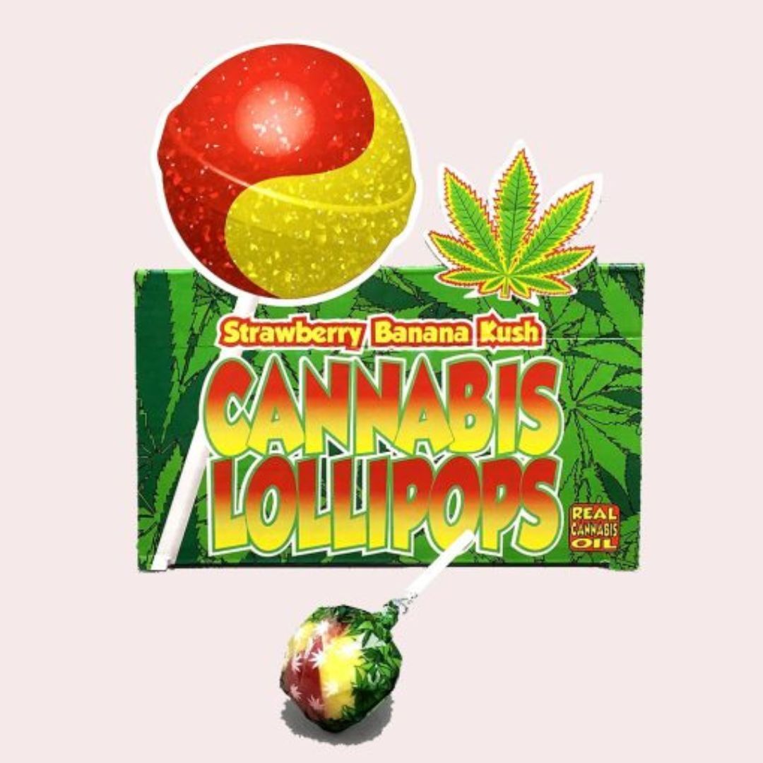 Boîte de sucettes "Cannabis Lollipops" saveur Strawberry Banana Kush, décorée de feuilles de chanvre. Une sucette rouge et jaune est mise en avant, avec une mention indiquant l'utilisation d'huile de cannabis.