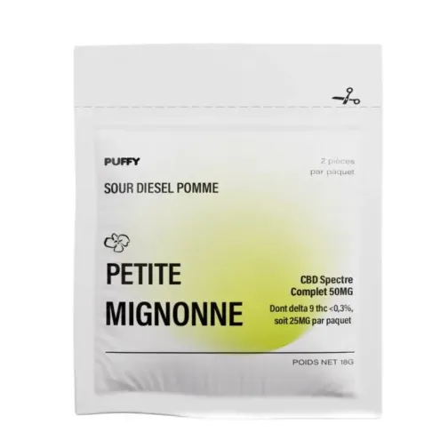 Sachet blanc et vert avec l’inscription "Petite Mignonne", mentionnant du CBD spectre complet et Sour Diesel Pomme.