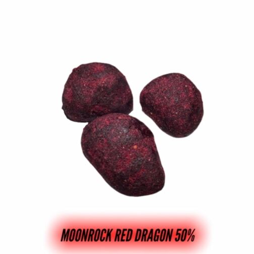 Trois boules rouge foncé, de forme arrondie et surface légèrement granuleuse.