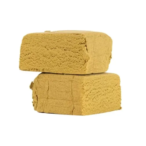 Deux morceaux de résine jaune clair empilés, à la texture mousseuse et friable.