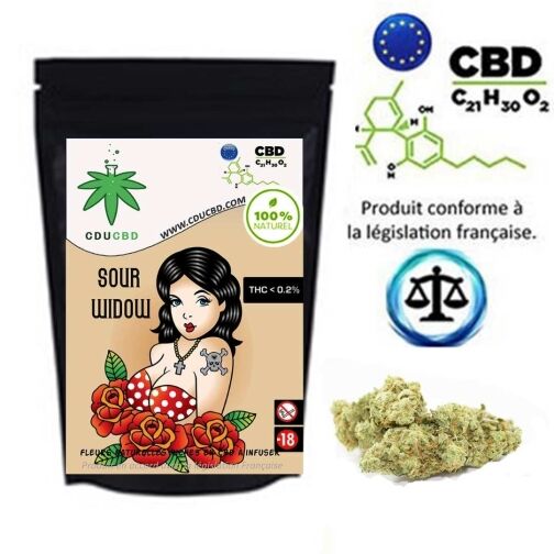 Un sachet noir décoré d’une femme brune « Sour Widow », à côté d’un tas de fleurs vert clair.