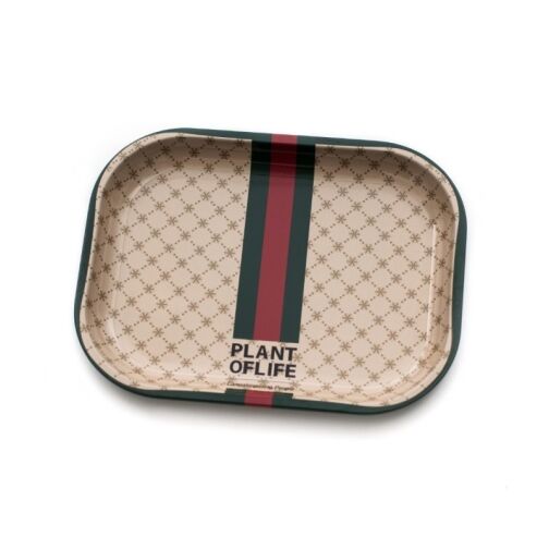 Plateau en métal de forme rectangulaire, à fond beige orné d’un motif géométrique discret et traversé par une bande verticale verte et rouge. Le logo "Plant of Life" est imprimé en bas au centre.