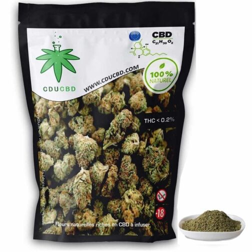 Un sachet orné de fleurs de chanvre, mentionnant « CBD », et un bol de poudre verte.