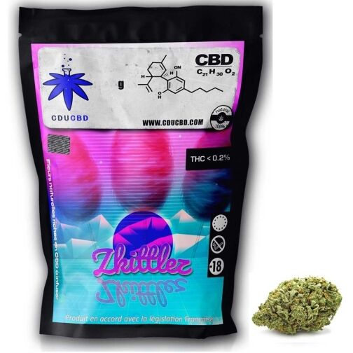 Un sachet noir et rose, affichant la formule chimique CBD (C₂₁H₃₀O₂), « Zkittlez », et une fleur verte.
