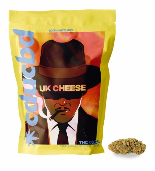 Sachet jaune de fleurs CBD UK Cheese avec illustration de personnage en costume et une tête de fleurs CBD posée à côté.