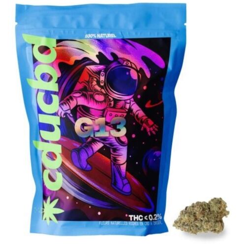 Un sachet bleu illustré d’un astronaute « G13 », à côté d’une petite fleur de chanvre verte.