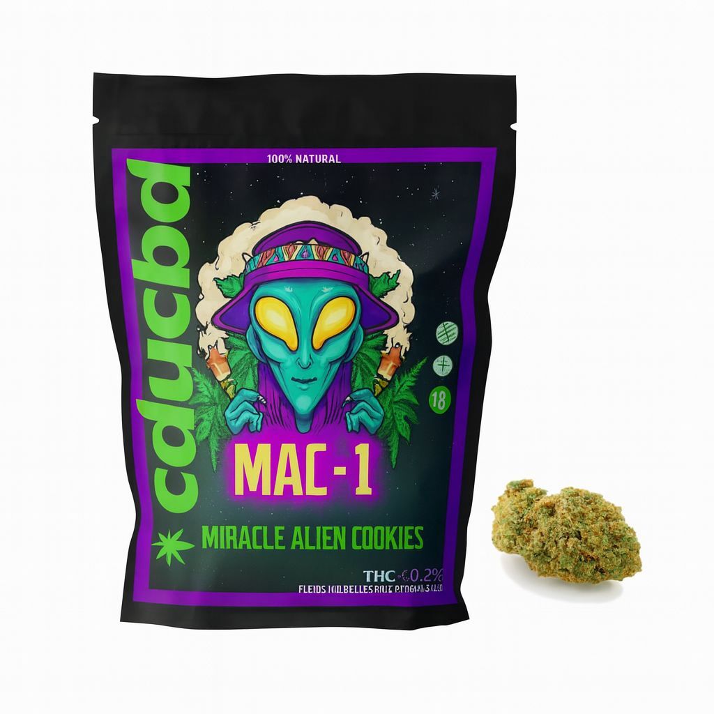 Un sachet noir et violet, intitulé « MAC-1 », arborant une tête d’alien, à côté d’une fleur verte.