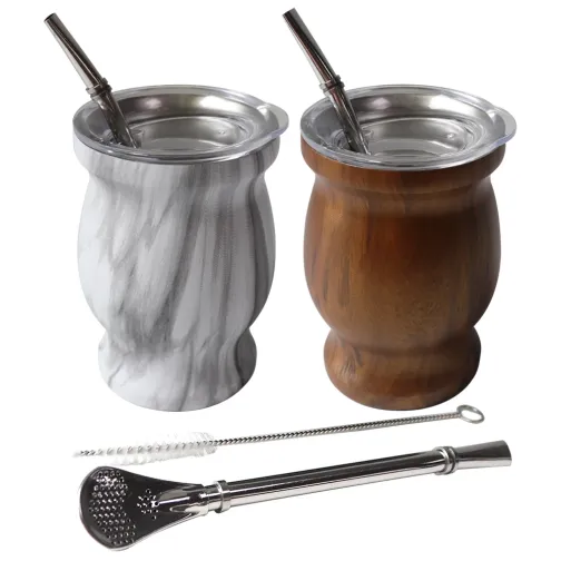 Deux calebasses à maté avec finition imitation marbre et bois, accompagnées de bombillas en acier inoxydable et d'une brosse de nettoyage.