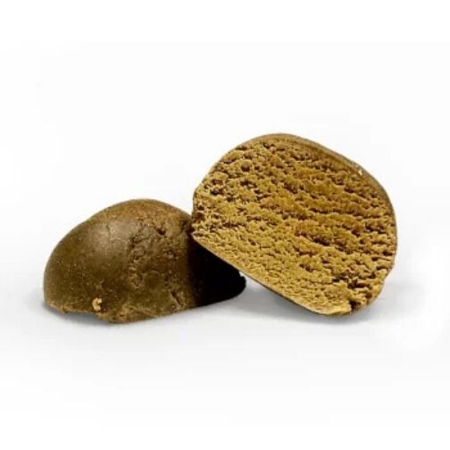Morceaux de résine marron, l’un entier et l’autre coupé, révélant une texture intérieure poreuse et compacte.