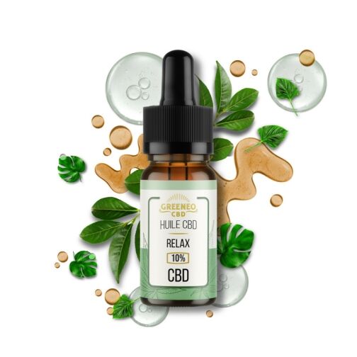 Flacon d'huile CBD Relax 10 % Greeneo entouré de feuilles vertes et de gouttes d'huile.