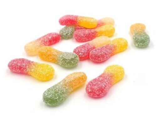 Bonbons bicolores en forme de bouteille, enrobés de sucre, aux couleurs rouge, jaune et vert.